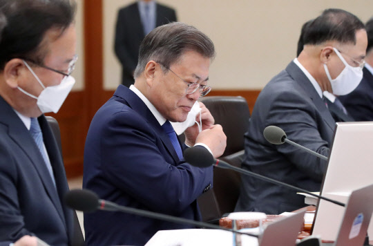문재인 대통령이 3일 오후 청와대 본관 세종실에서  열린 임기 중 마지막 국무회의에 참석, 발언을 위해 마스크를 벗고 있다.<연합뉴스>